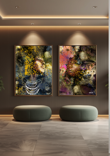 Deux grandes œuvres d'art colorées accrochées sur un mur sombre, avec des bancs moelleux en dessous.