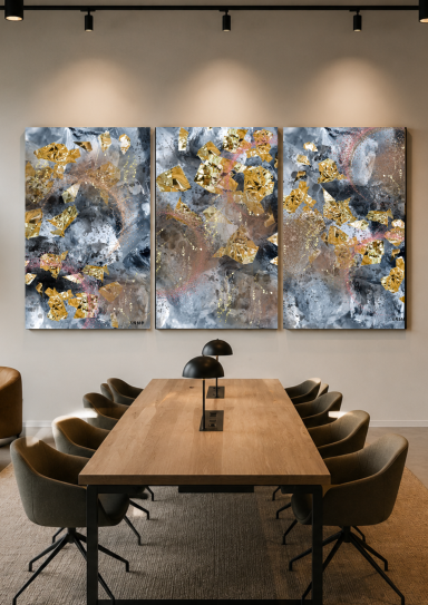 Salle de réunion moderne avec une grande table et trois tableaux colorés au mur.