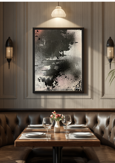 Table élégante dressée avec un vase de fleurs et une œuvre d'art abstrait au mur.